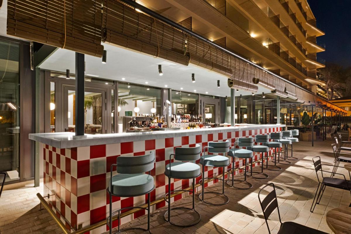 Un restaurante o sitio para comer en Hotel Aubamar Suites & Spa