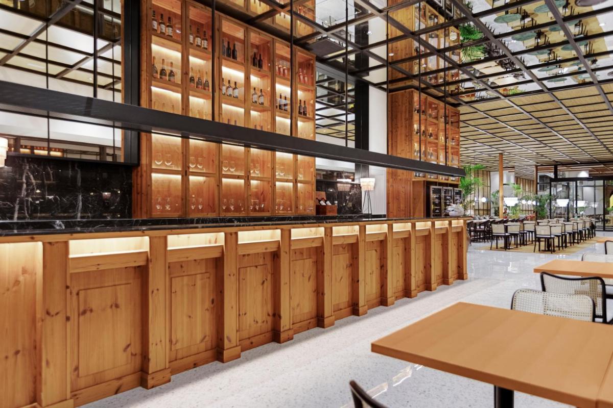 Un restaurante o sitio para comer en Hotel Aubamar Suites & Spa