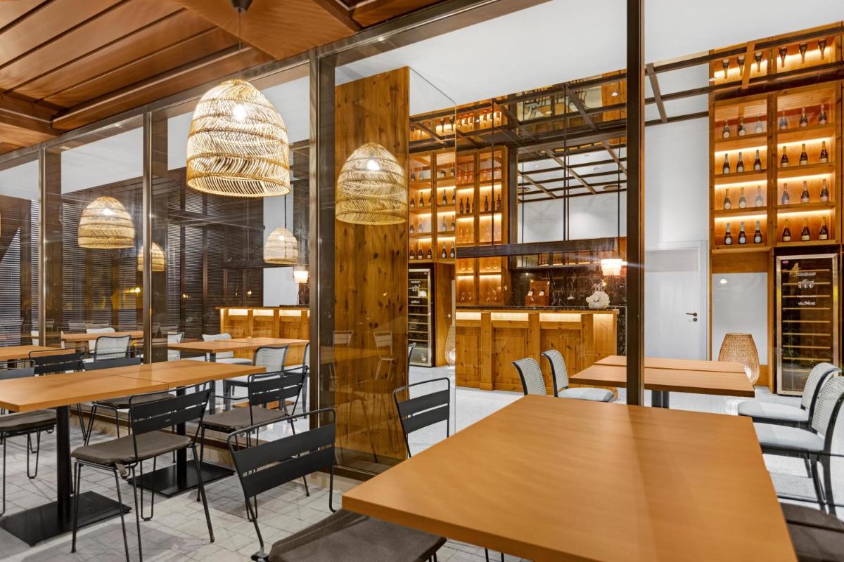 Un restaurante o sitio para comer en Hotel Aubamar Suites & Spa