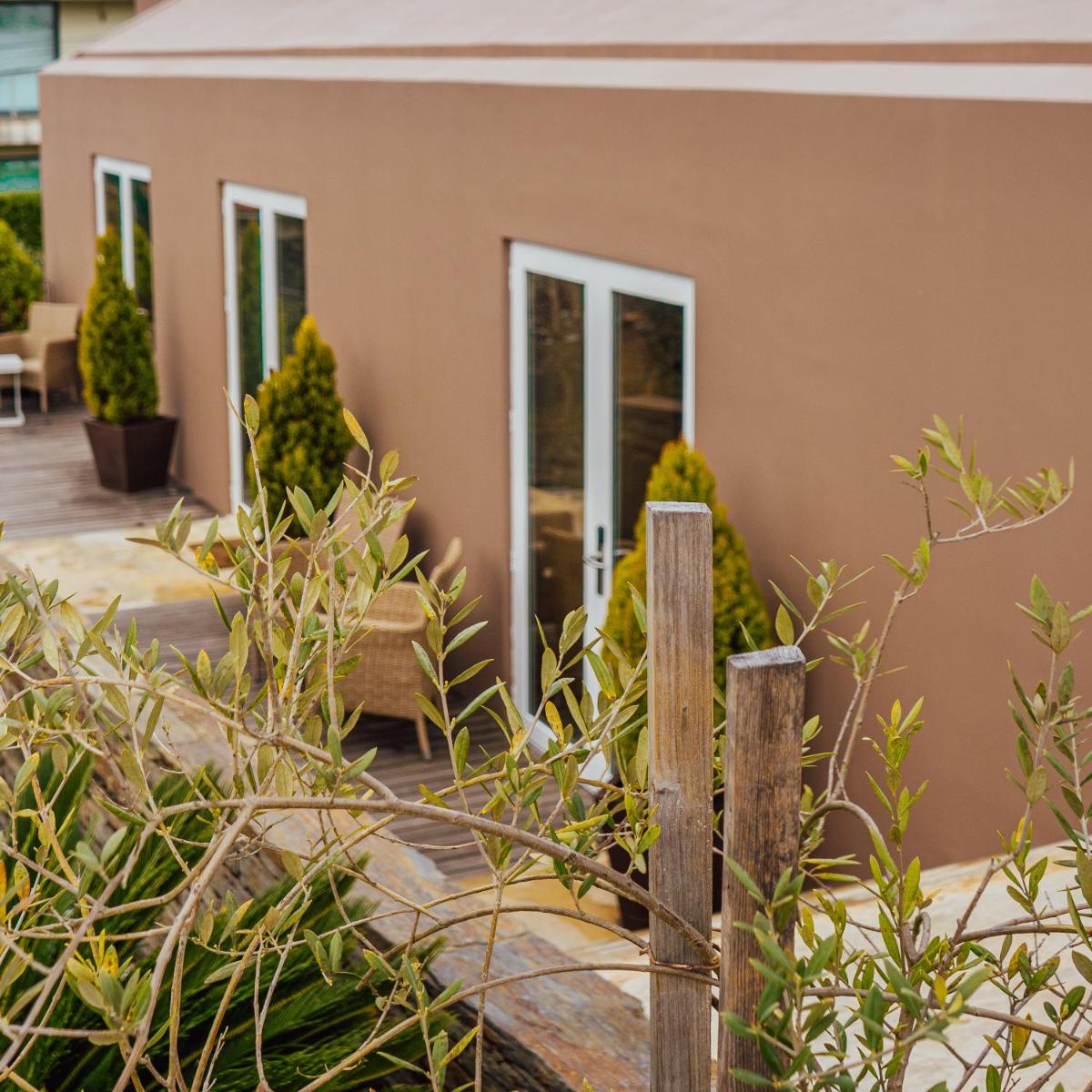 Um jardim no exterior de Quinta do Pedregal Hotel & Spa