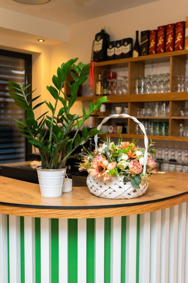 Merak Rooms & Caffe Bar - Housity