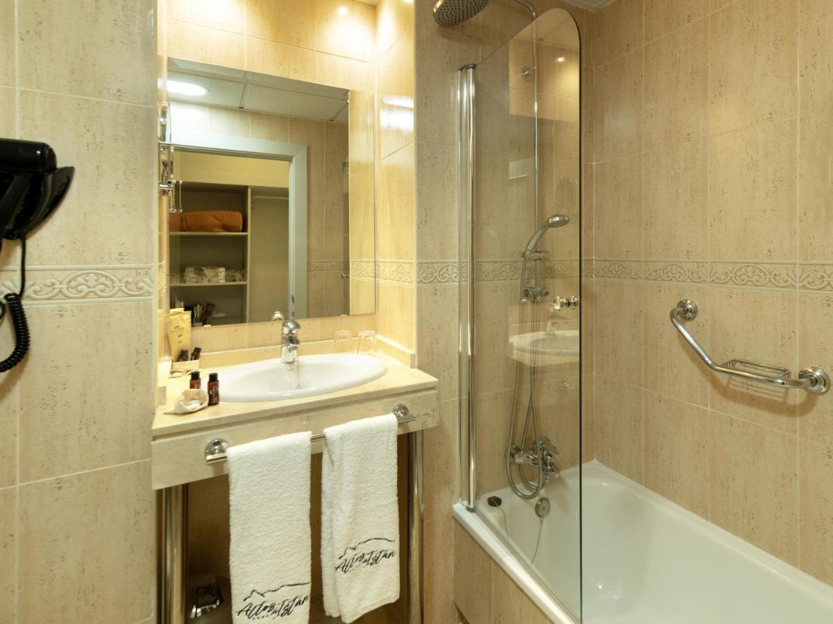 Un baño de Hotel Altos de Istán