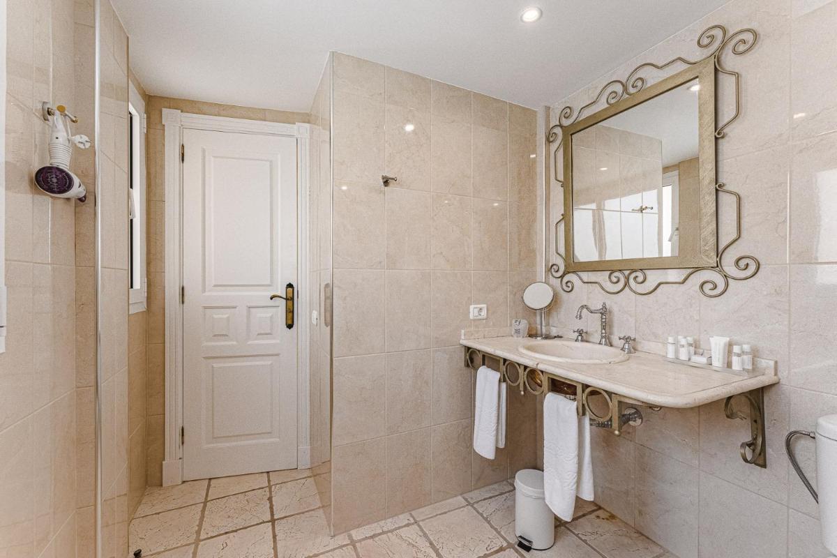 Un baño de Flamingo Suites Boutique Hotel