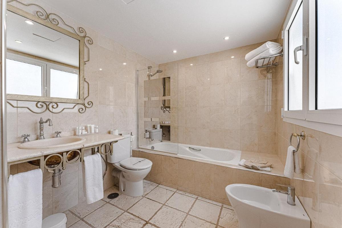 Un baño de Flamingo Suites Boutique Hotel