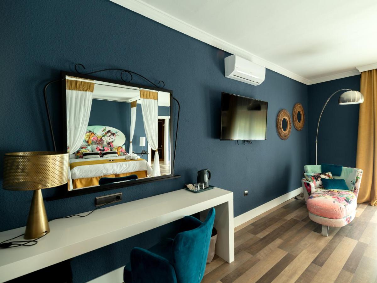 Una televisión o centro de entretenimiento en Hotel Altos de Istán