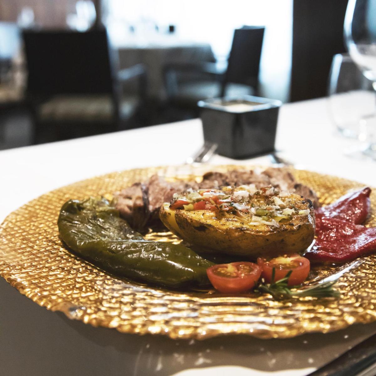 Comida en o cerca de este hotel