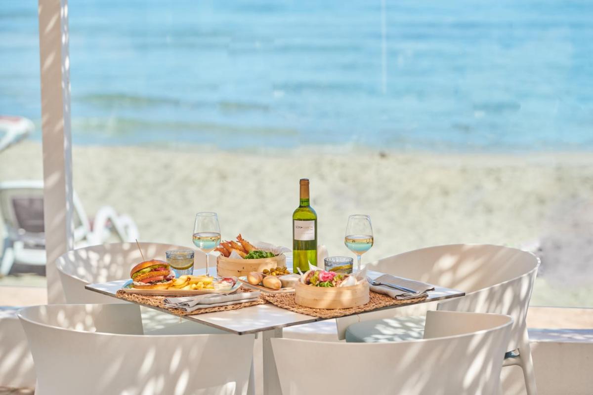 Comida en o cerca de este hotel