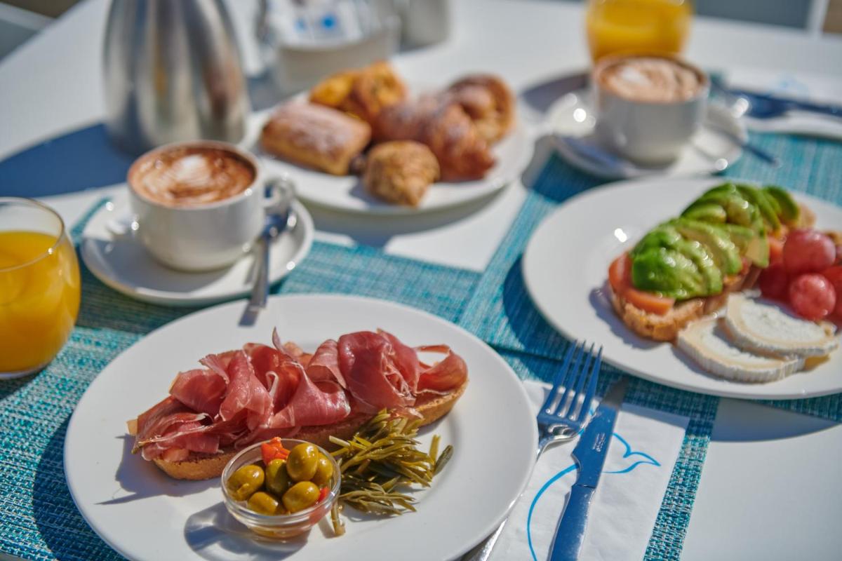 Comida en o cerca de este hotel