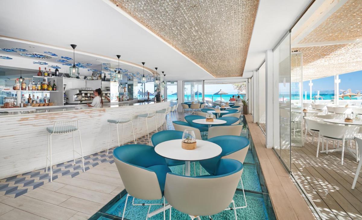 Un restaurante o sitio para comer en The Sea Hotel by Grupotel - Adults Only