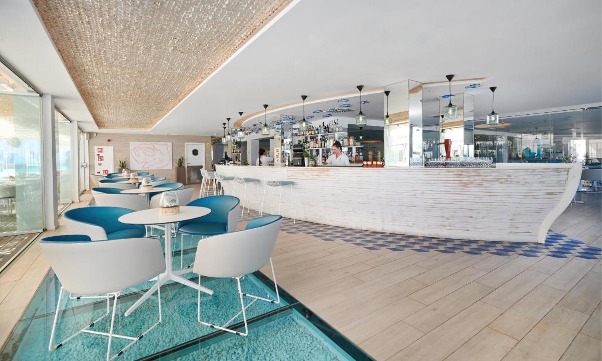 Un restaurante o sitio para comer en The Sea Hotel by Grupotel - Adults Only