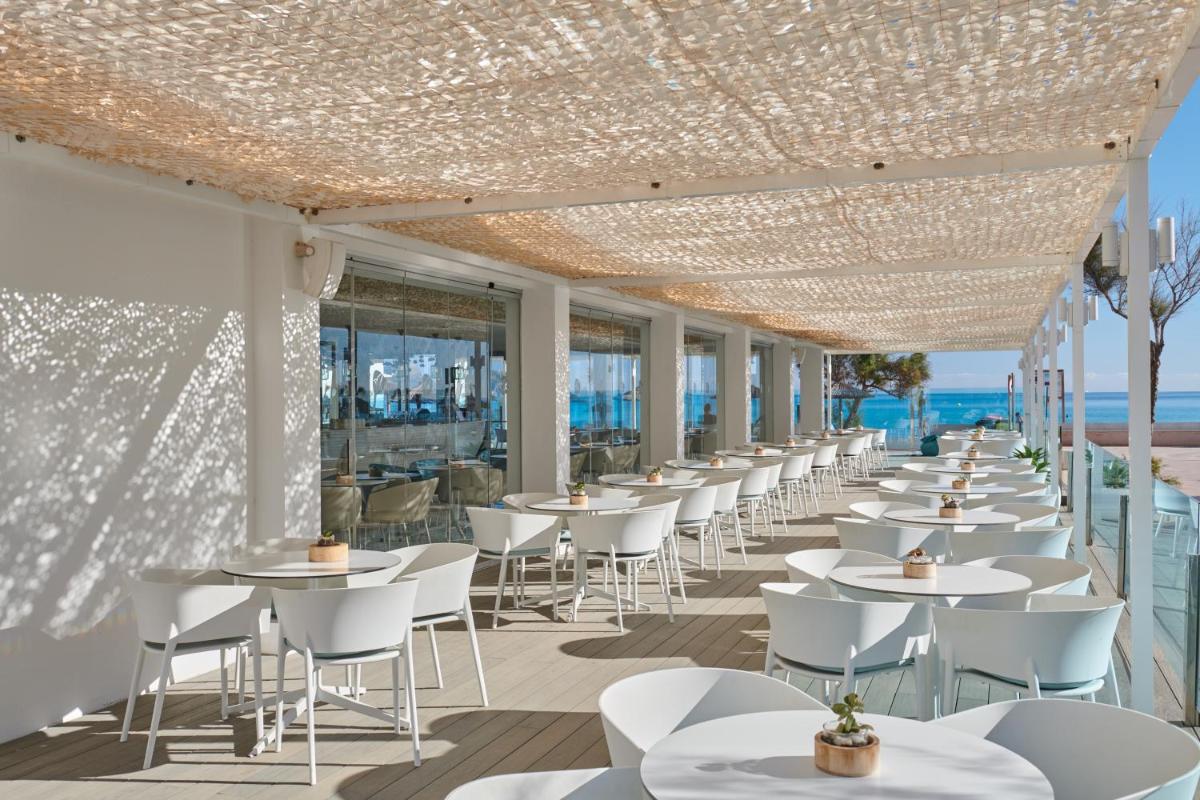 Un restaurante o sitio para comer en The Sea Hotel by Grupotel - Adults Only