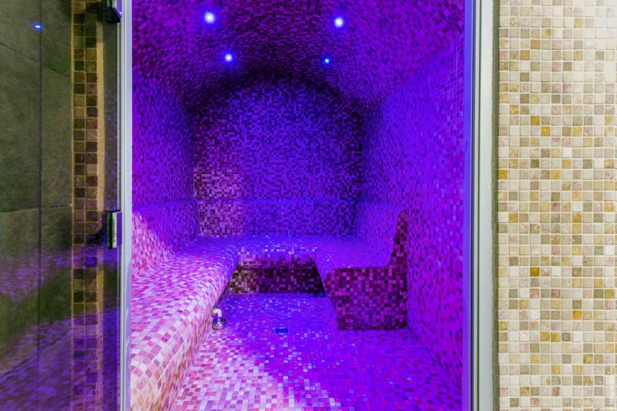 Coin salon dans l'établissement Hotel Spa L'Equipe