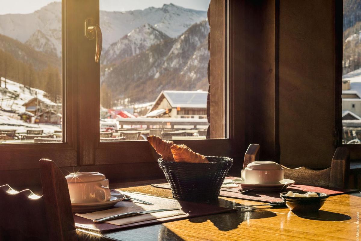 Vue générale sur la montagne ou vue sur la montagne depuis l'hôtel