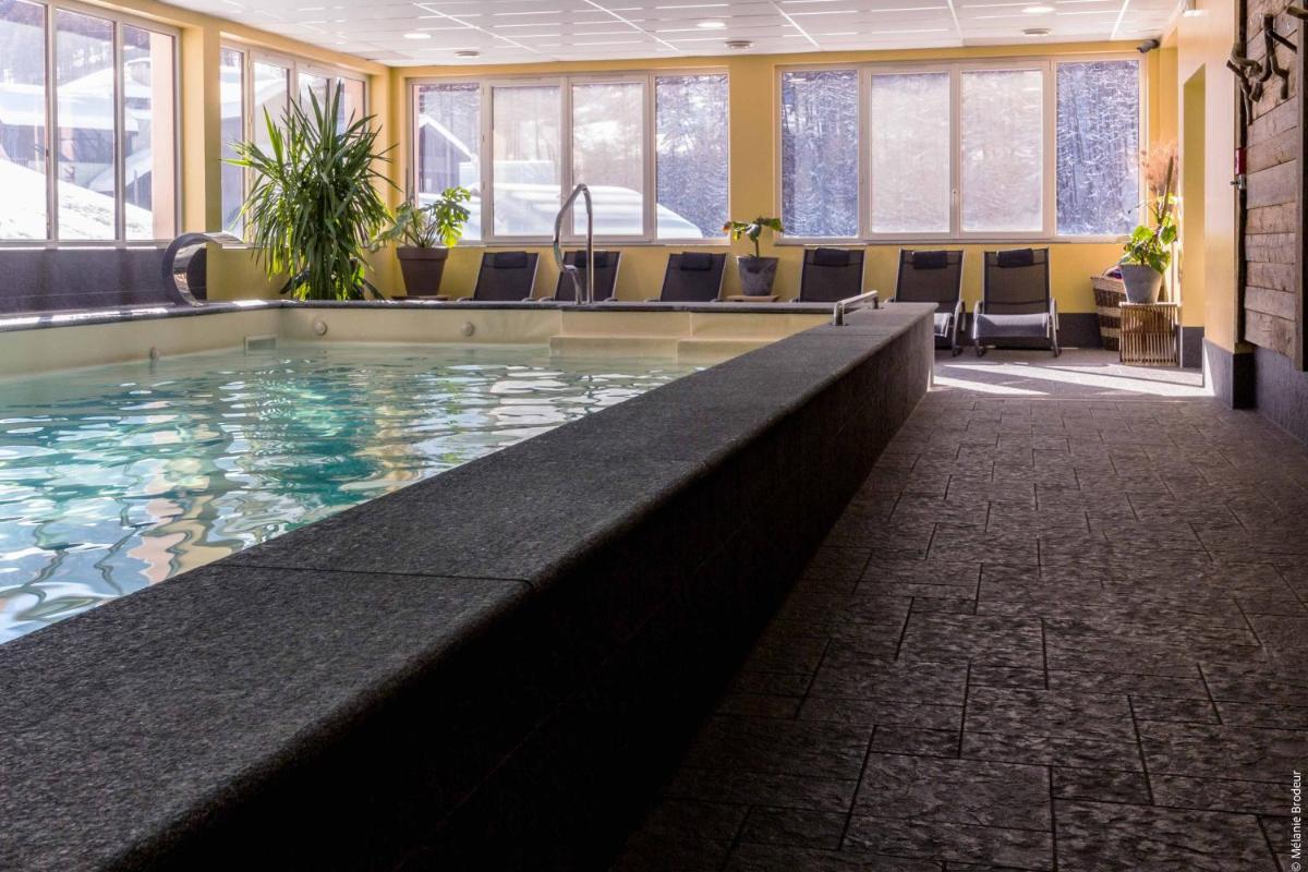 Piscine de l'établissement Hotel Spa L'Equipe ou située à proximité