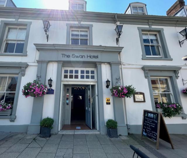 The Swan Hotel, Alresford - Housity