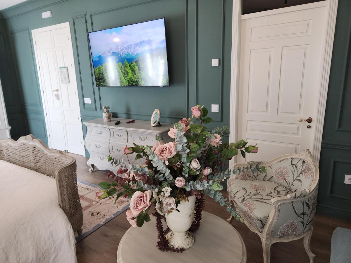 Una televisión o centro de entretenimiento en Hotel Boutique iulia 5 Estrellas