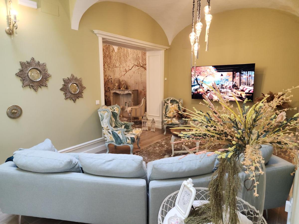 Una televisión o centro de entretenimiento en Hotel Boutique iulia 5 Estrellas