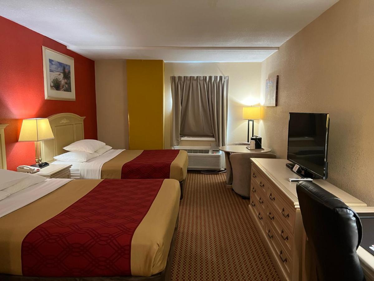 Econo Lodge Inn & Suites Walnut - Housity