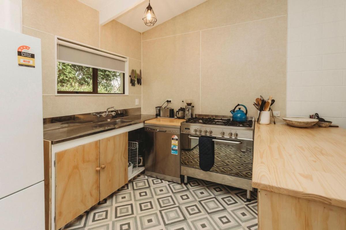 The Beach Retreat Sleeps 12 - Hizvo