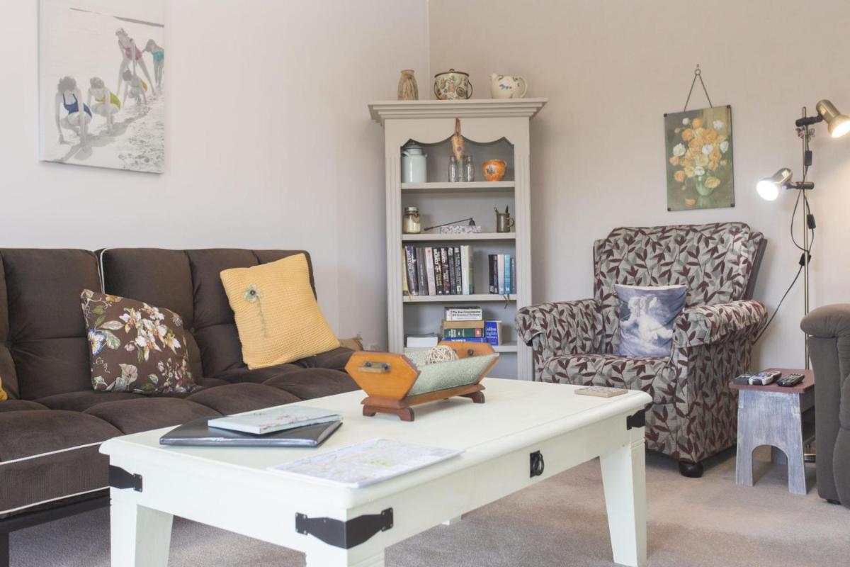 Rustic Retreat On Ruskin - Housity