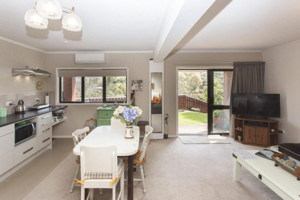Rustic Retreat On Ruskin - Housity