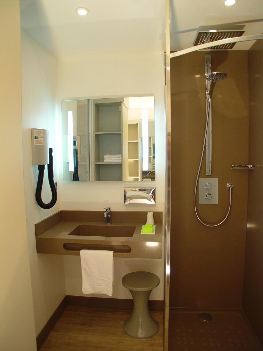 une salle de bain avec un lavabo et une douche dans l'établissement Hotel et Résidence Le Clos Cerdan, à Mont-Louis