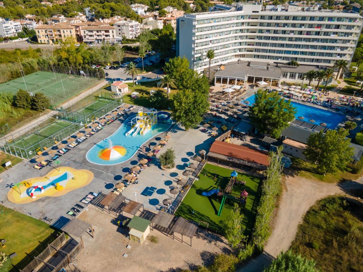 Una vista aérea de un complejo turístico con piscina y un hotel. en Cabot Pollensa Park Spa, en Puerto Pollensa