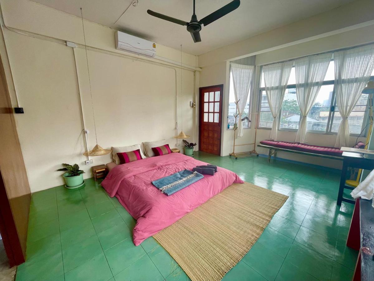 Baan KhaoSoi - Private room in a rooftop hostel 4th floor - Housity