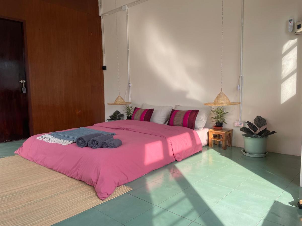 Baan KhaoSoi - Private room in a rooftop hostel 4th floor - Housity