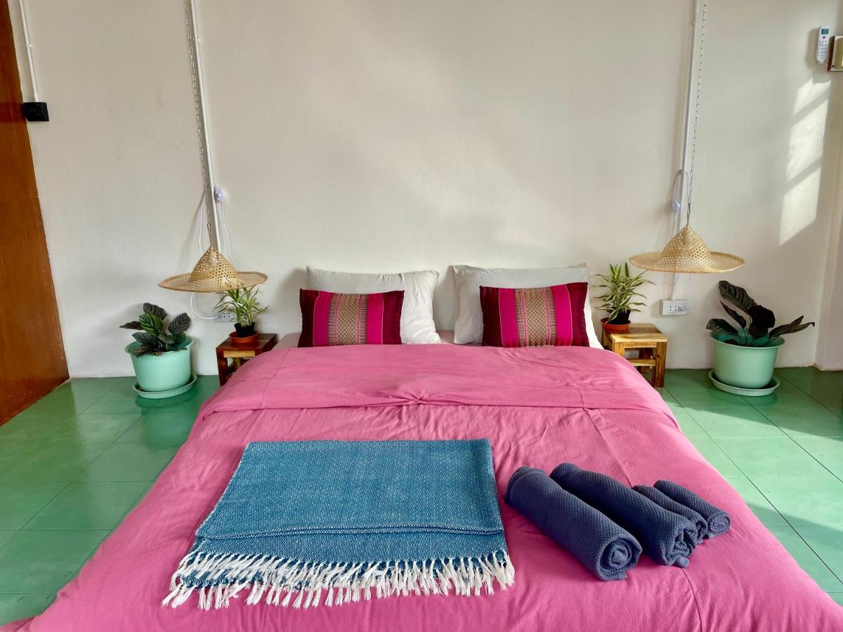 Baan KhaoSoi - Private room in a rooftop hostel 4th floor - Housity