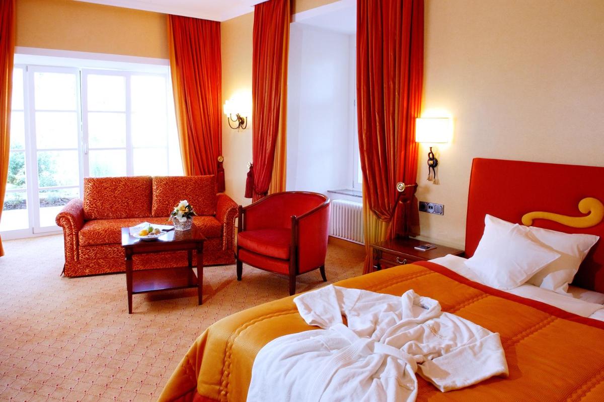 Ein Bett oder Betten in einem Zimmer der Unterkunft Göbels Schlosshotel "Prinz von Hessen" Ein Bett oder Betten in einem Zimmer der Unterkunft Göbels Schlosshotel "Prinz von Hessen"