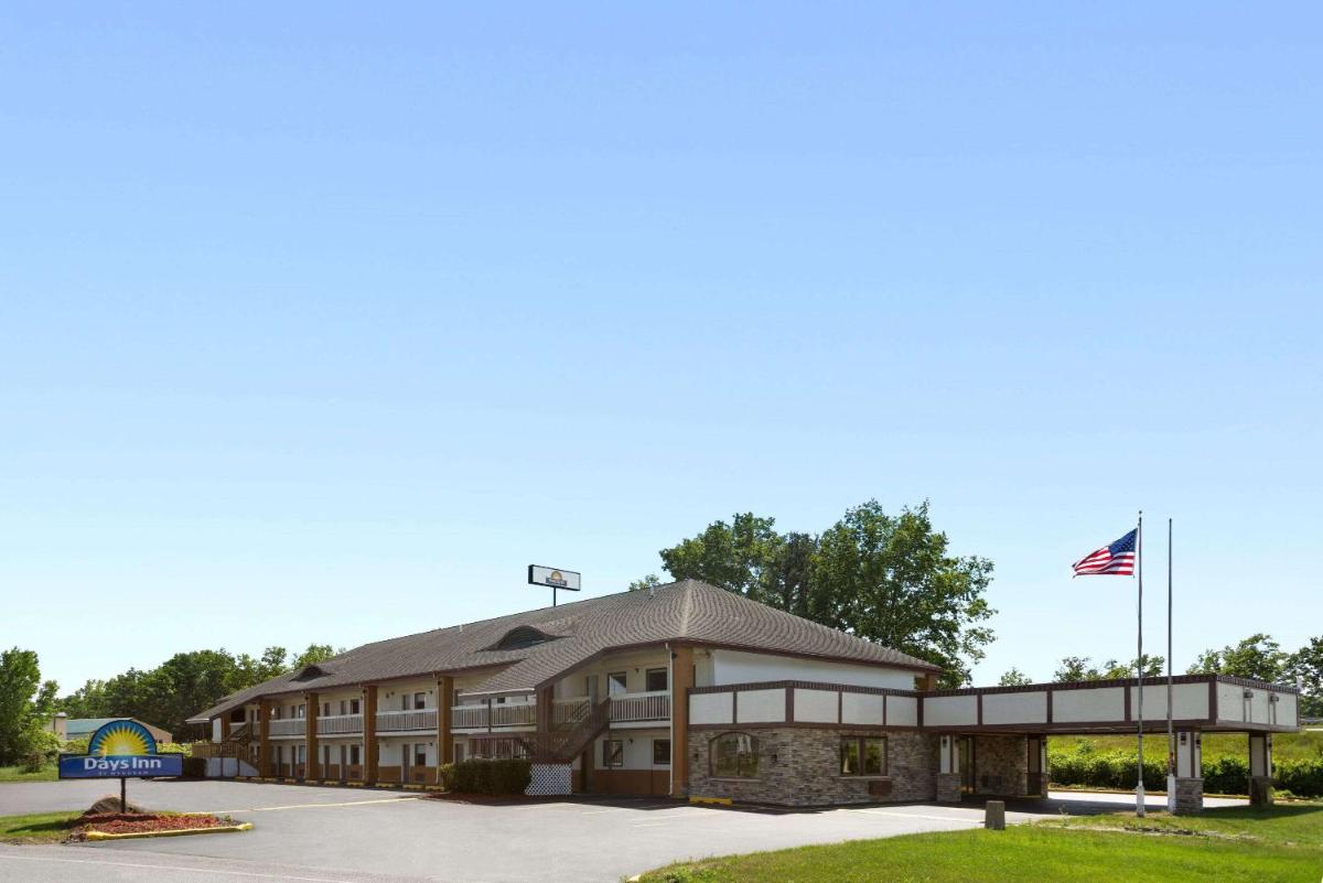 Suitetrails - Days Inn by Wyndham Queensbury/Lake George