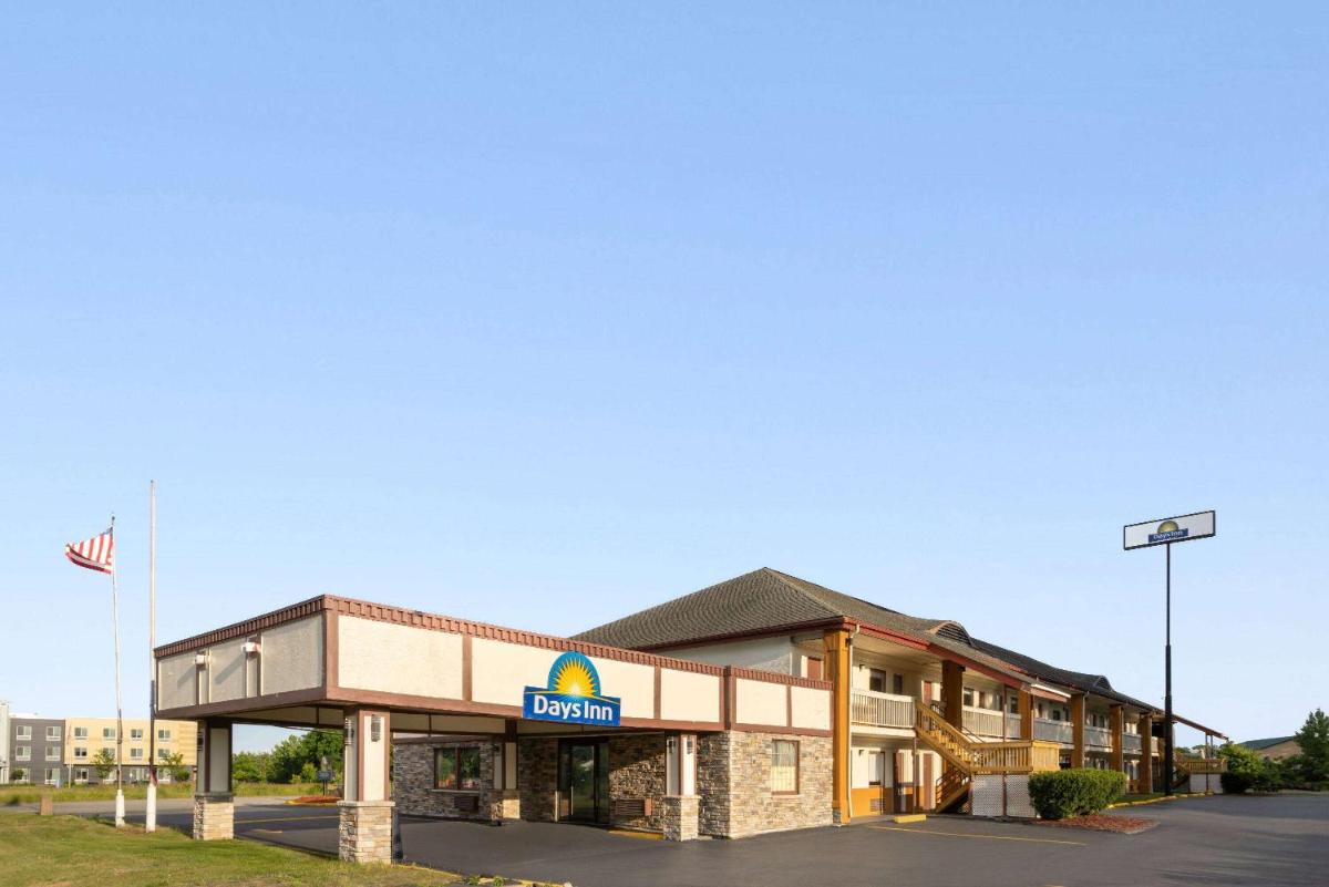 Suitetrails - Days Inn by Wyndham Queensbury/Lake George