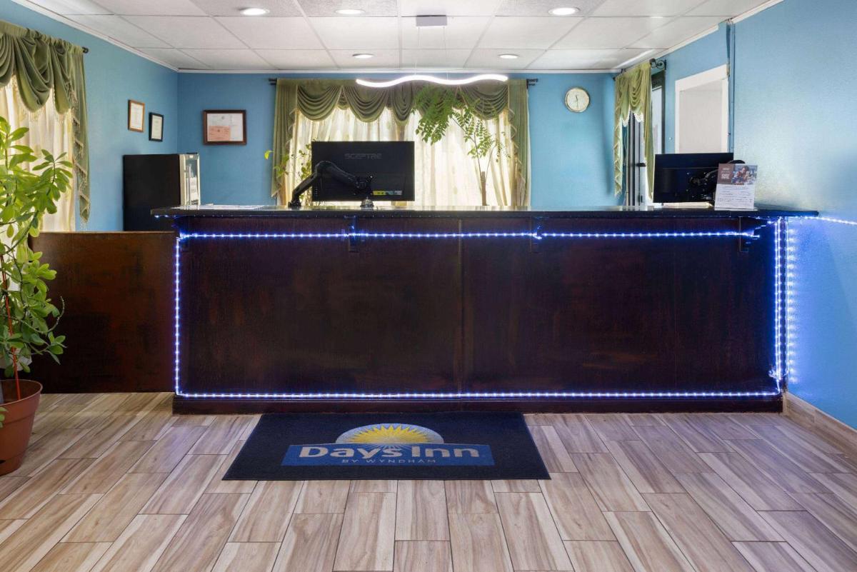 Suitetrails - Days Inn by Wyndham Queensbury/Lake George