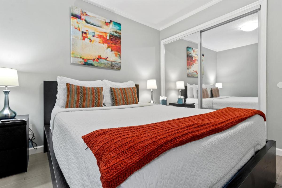 227-WIFI, New Paint, AMAZING Views, Close to BUCS stadium - Housity