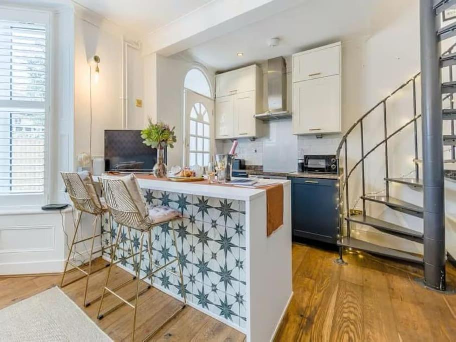 The Railway Cottage - Stylish & Dreamy Home in the Heart of Whitstable - Housity