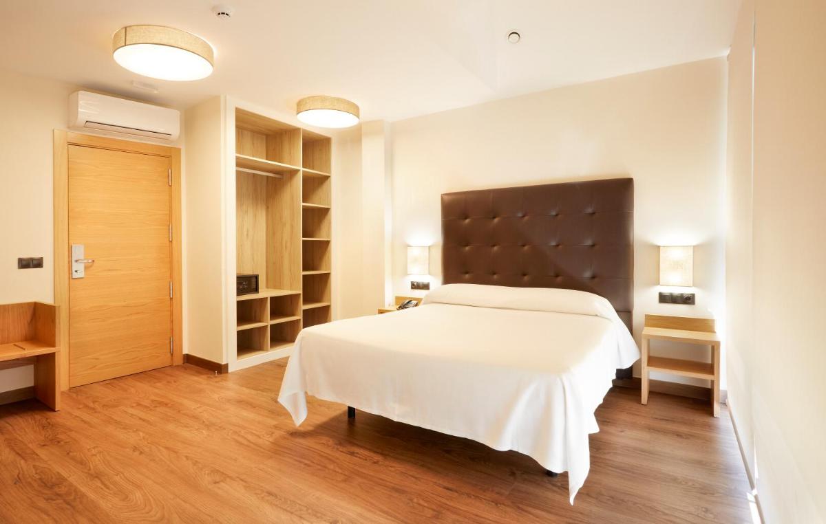 Hotel Arias Aeropuerto - Housity