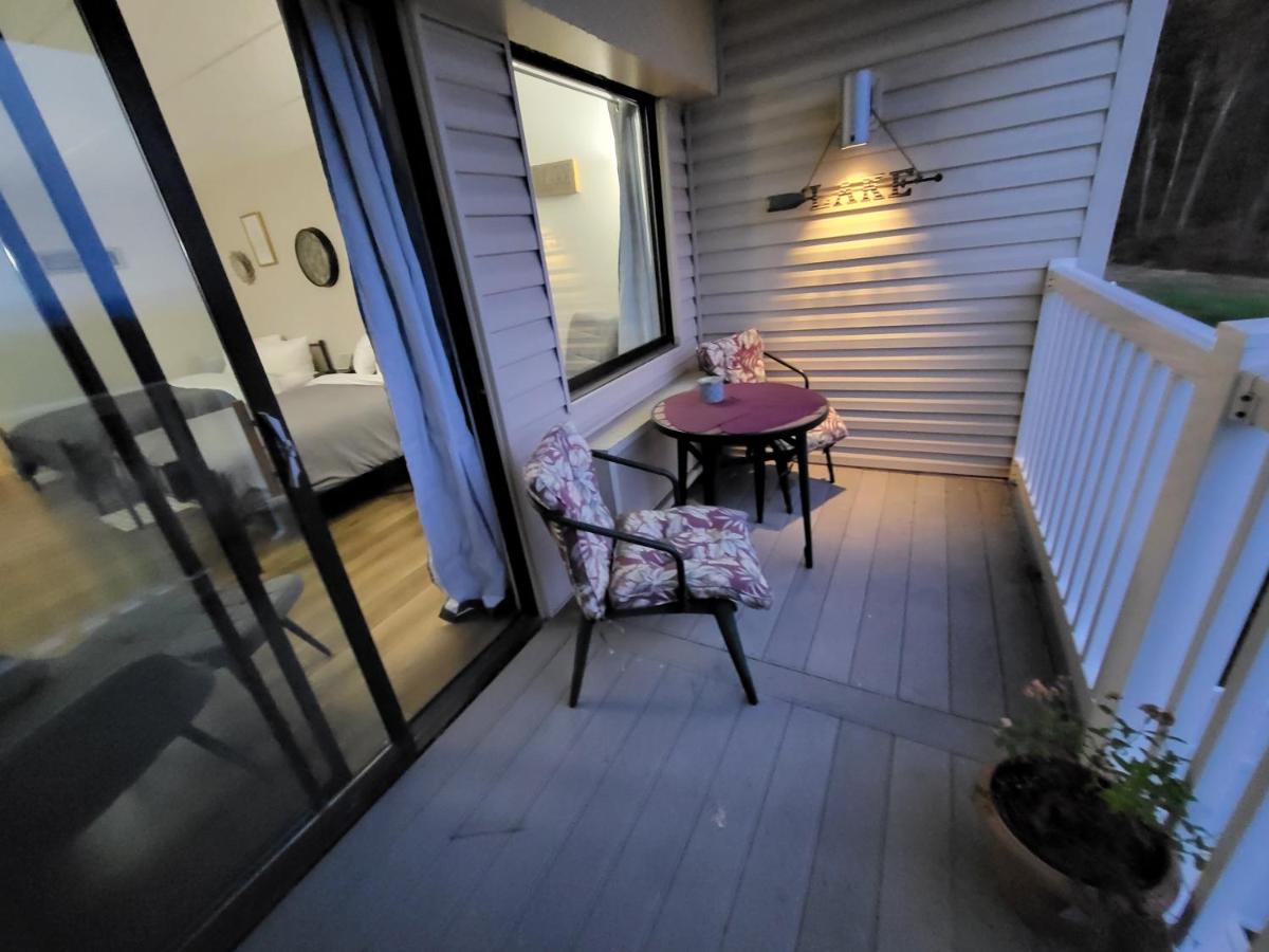 Cedar Lodge Room w/ Lake Views! - Housity
