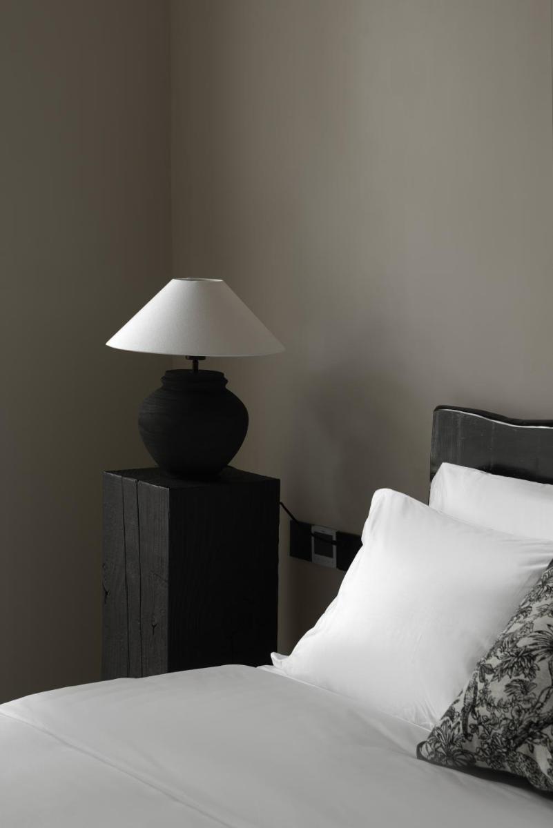 Black and White B&amp;B - Housity