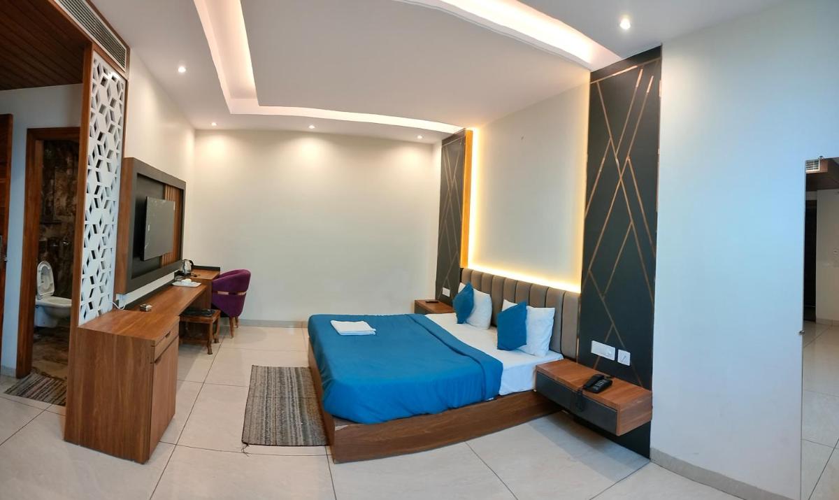 Hotel Hardiik Palace Inn Noida Sector 116 - Housity