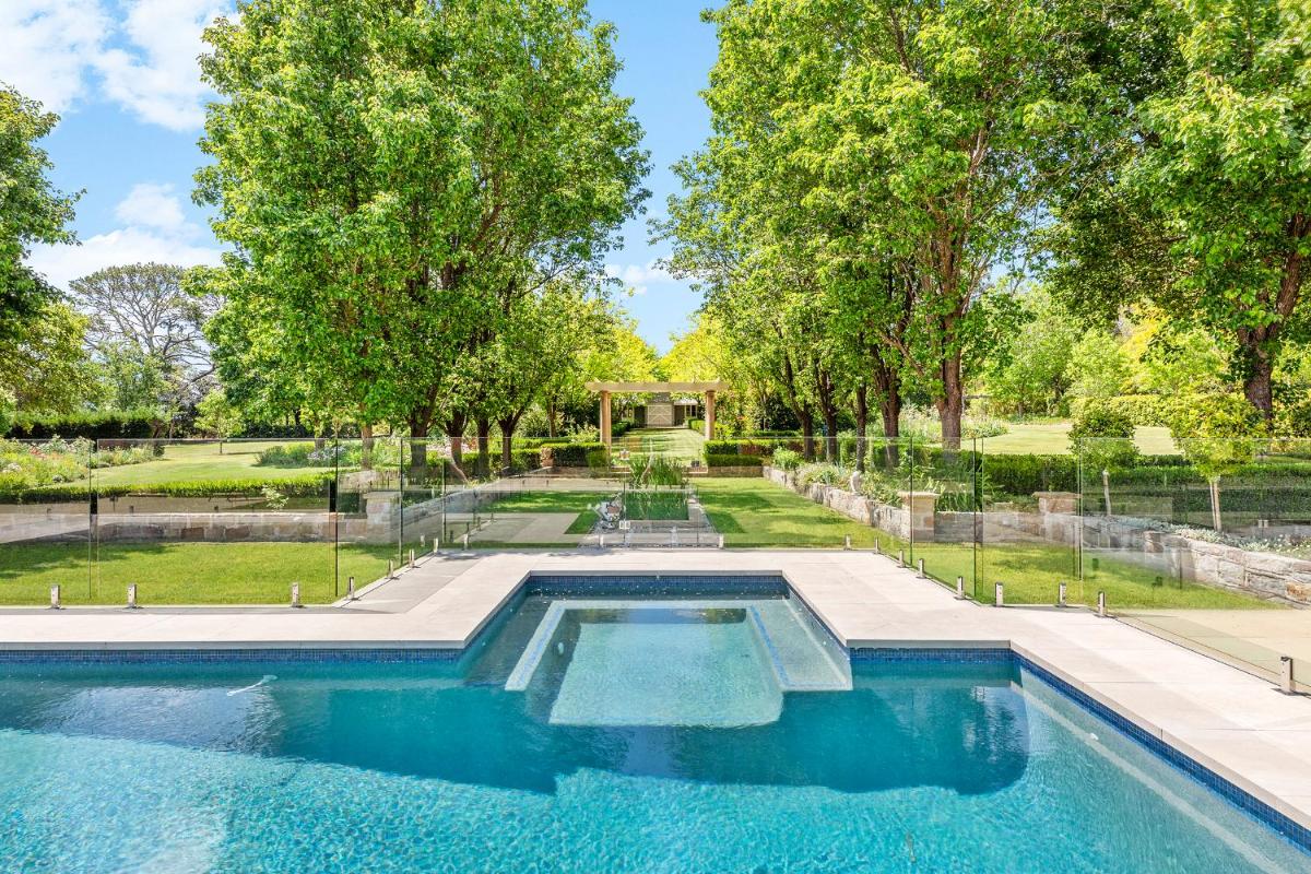 Chanticleer Gardens Barn cottage with a Pool - Housity