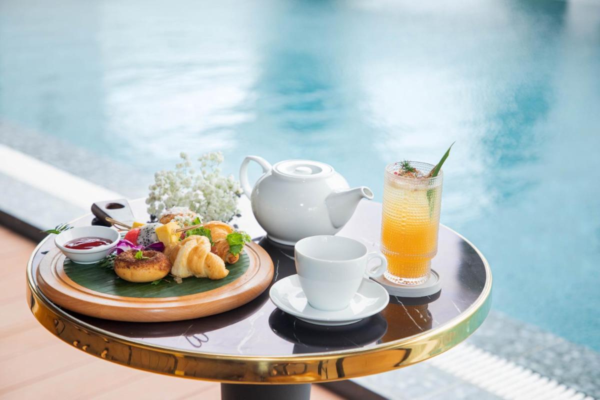 Golden Lotus Hotel Da Nang - Rooftop Bar Sea View - Housity