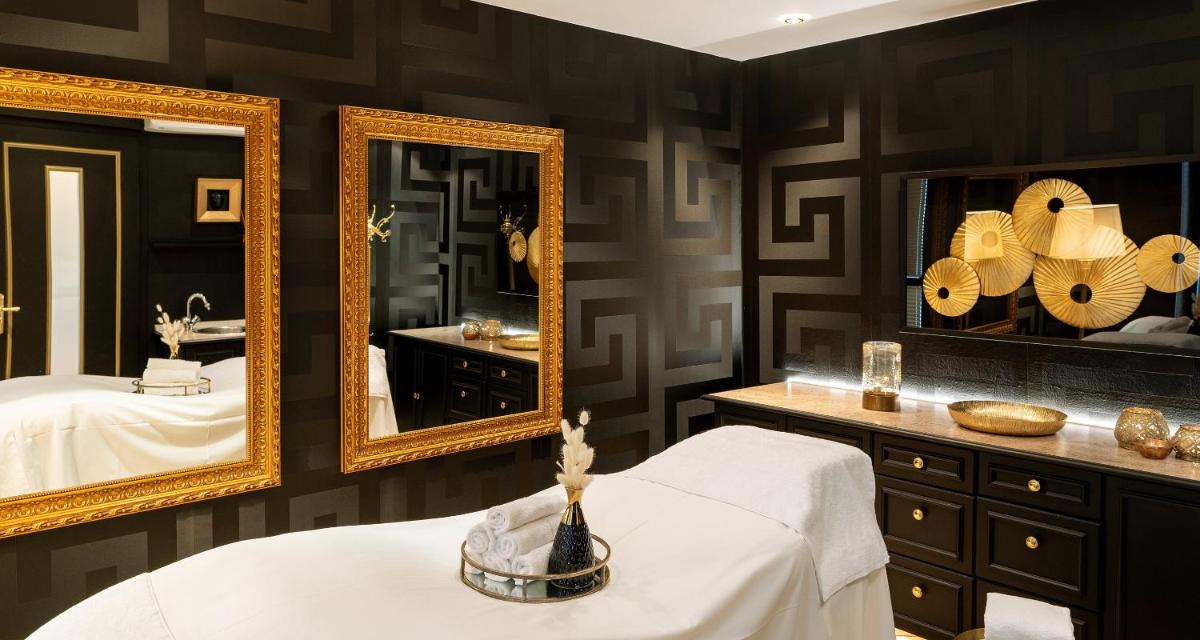 Ein Bett oder Betten in einem Zimmer der Unterkunft Victor's Residenz-Hotel Schloss Berg