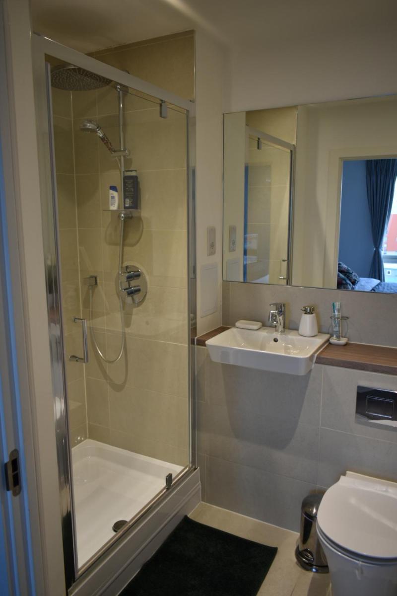 Suitetrails - A private en-suite bedroom in Bromley-by-Bow