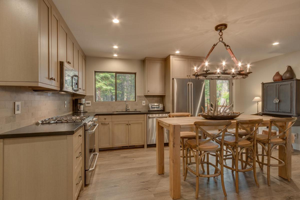Antler House- Quiet, Charming Cabin w Cozy Fireplace, Close to Skiing - Housity