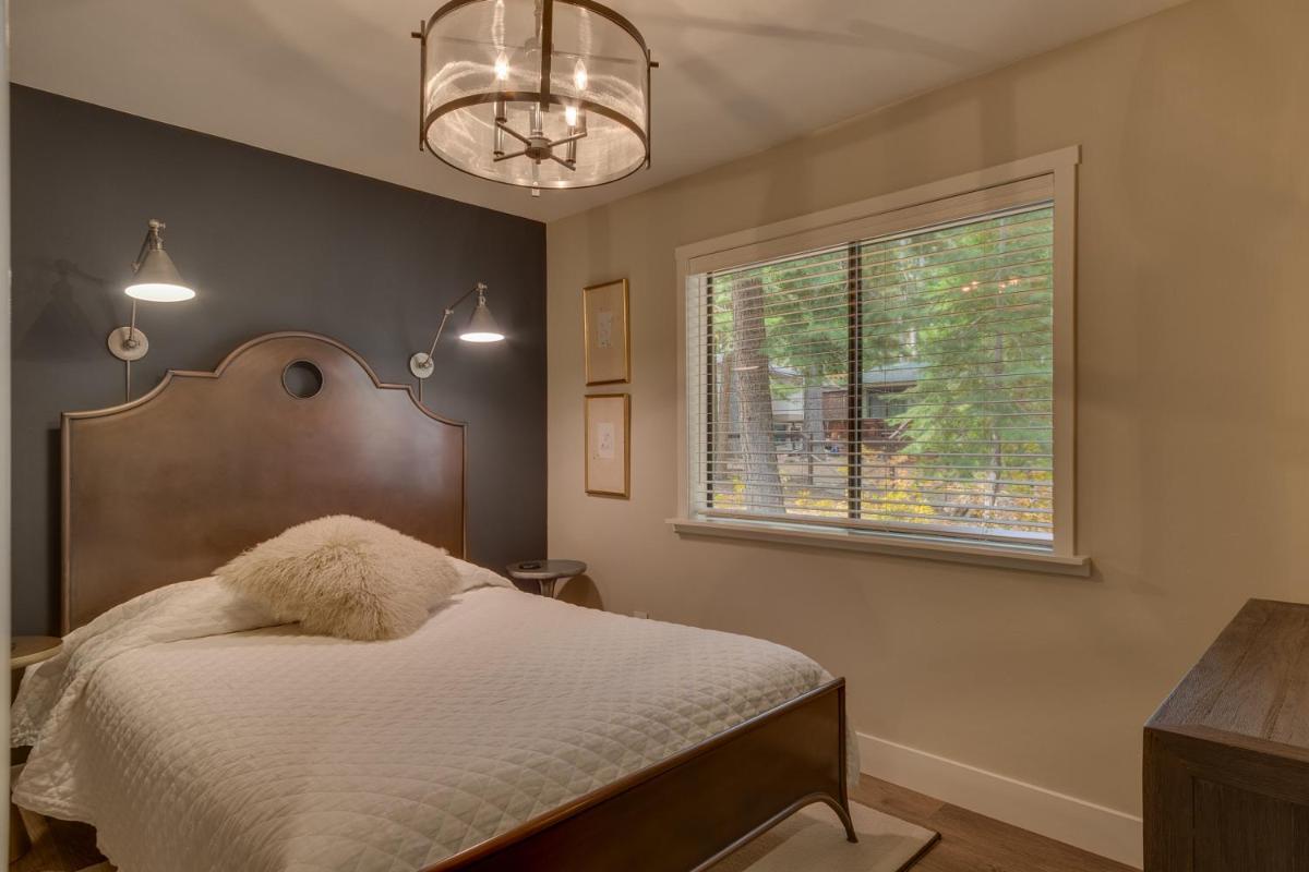 Antler House- Quiet, Charming Cabin w Cozy Fireplace, Close to Skiing - Housity