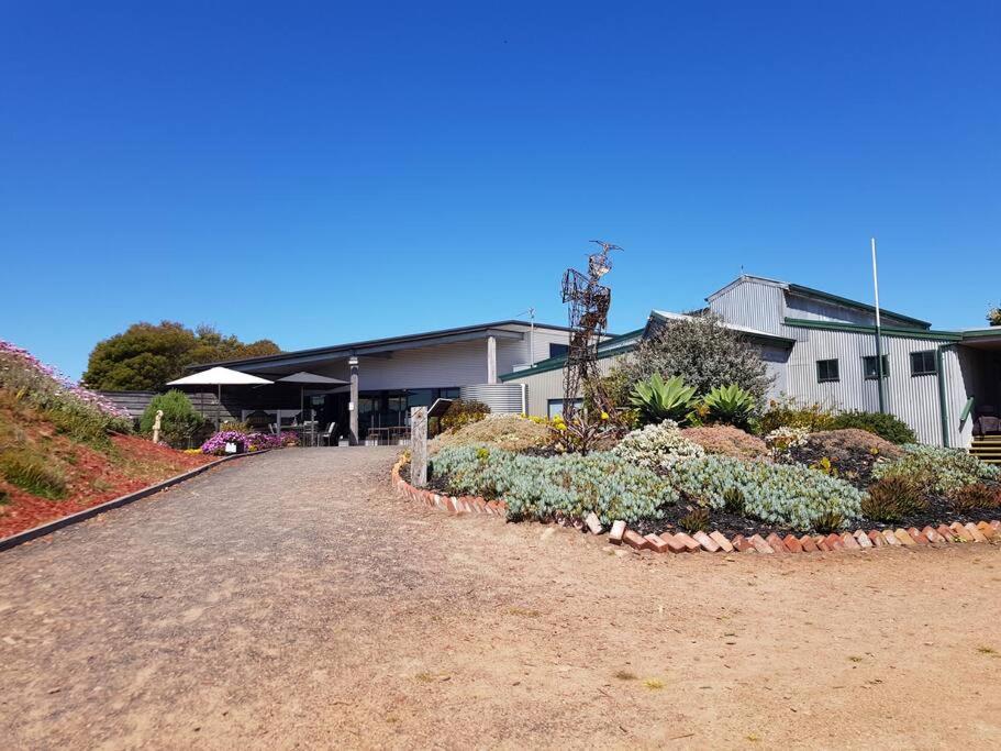 Garden Cottage, Dog Friendly. Wonthaggi. - Housity