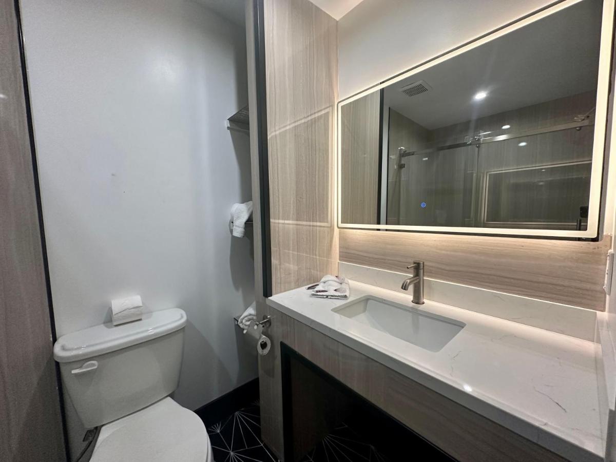 Casa Playa Inn & Suites Stanton Anaheim Area - Housity