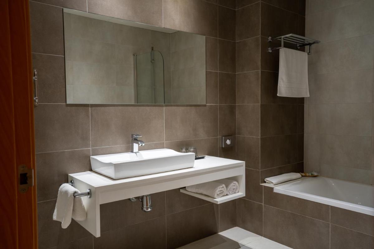 Un baño de Hotel & Spa Golden Barcelona