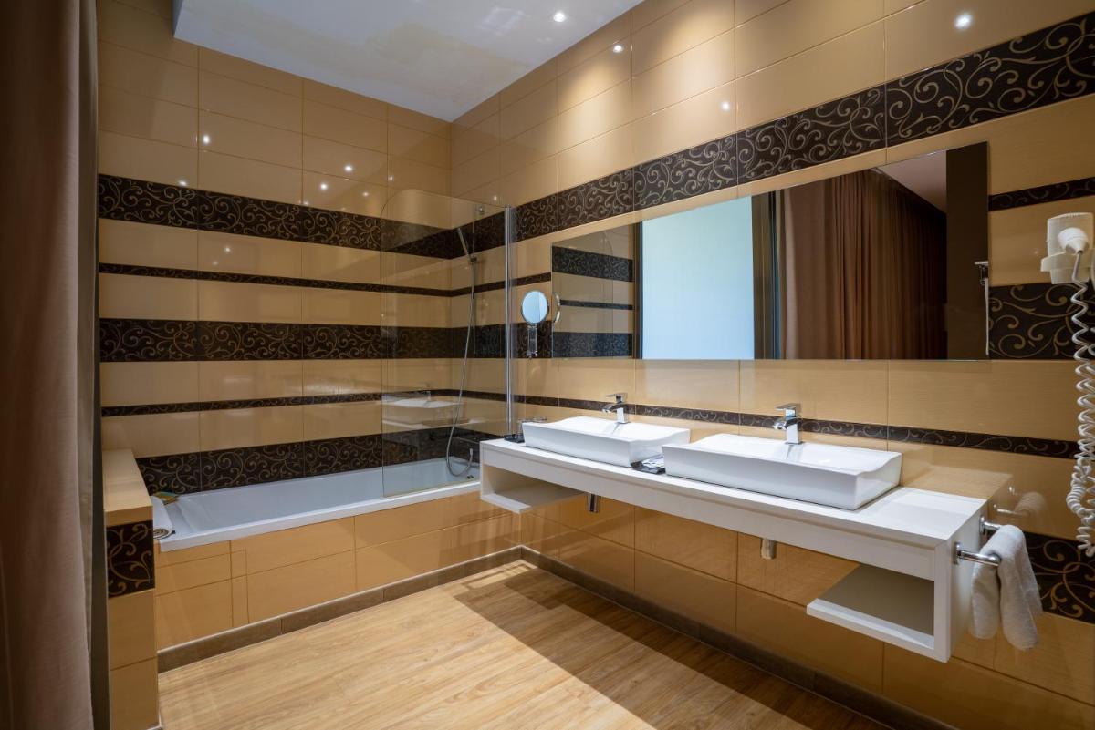 Un baño de Hotel & Spa Golden Barcelona